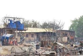 تدمير مدرسة كانت تستخدم مركزا لإيواء النازحين في غرب دارفور بسبب القتال الدائر في السودان.