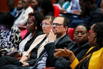 Delegados da ONU em uma cúpula em Luanda, Angola, ouvindo atentamente uma apresentação.