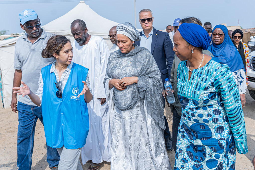 قام أحد موظفي المفوضية السامية للأمم UNHCR بزيارة نائبة الأمين العام الأمم المتحدة أمينة ج. محمد والمنسقة المقيمة الأمم المتحدة كليمنتين نكويتا سلامي في موقع تجمع للنازحين داخلياً في بورتسودان، السودان.