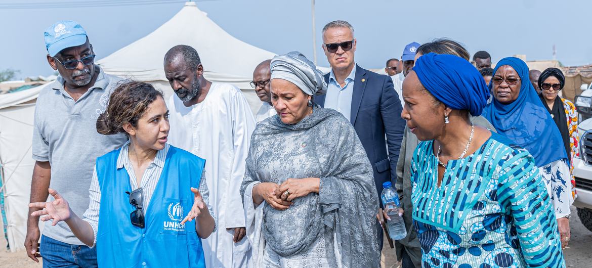 Deputy Secretary-General Amina Mohammed (centre) tours a site for displaced people at Abdullah Naji in Port Sudan.  