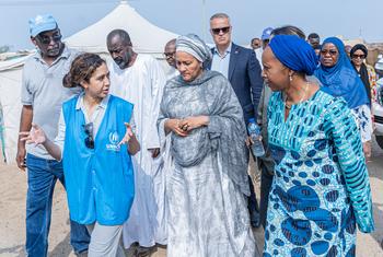 La Vice-Secrétaire générale de l'ONU, Amina Mohammed (au centre), visite un site pour personnes déplacées à Abdullah Naji à Port Soudan.