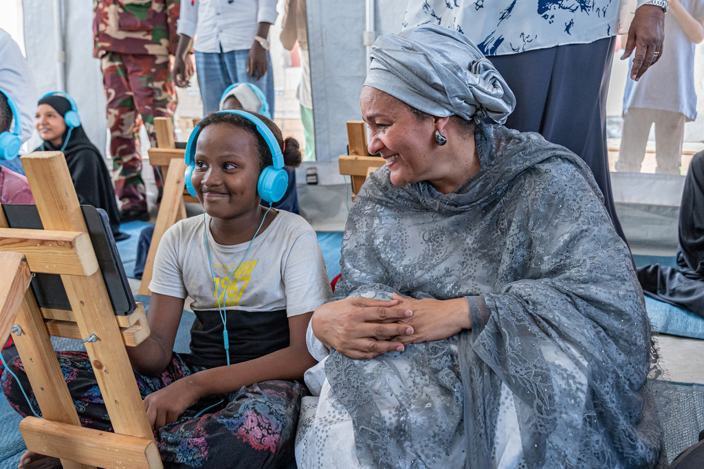 A vice-secretária-geral da ONU, Amina Mohammed, visita o centro de e-learning apoiado pela UNICEF no terreno para pessoas deslocadas em Abdullah Naji, no Porto Sudão.