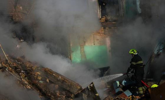 Ukraine: ‘Diplomatic momentum’ at risk amid large-scale Russian strikes thumbnail