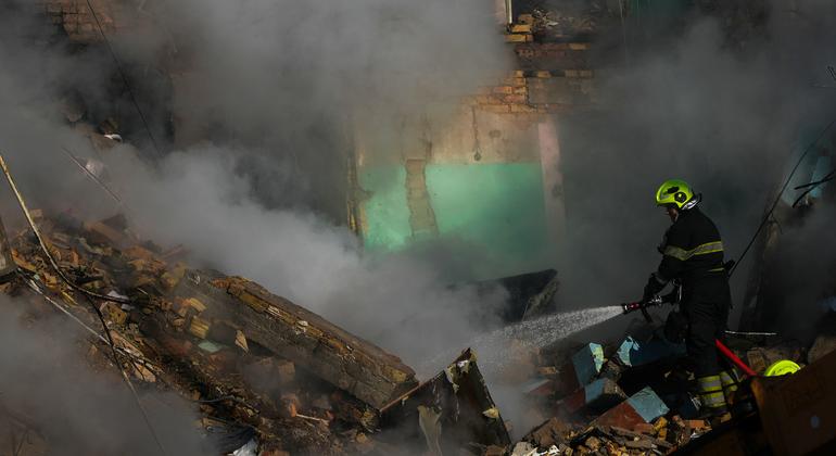 Um bombeiro trabalha em meio à fumaça espessa nas ruínas de um prédio residencial em Kiev, destruído por um ataque de míssil em 28 de agosto Um bombeiro trabalha em meio à fumaça espessa nas ruínas de um prédio residencial em Kiev, destruído por um ataque de míssil em 28 de agosto