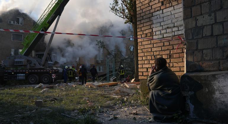 Un residente cerca de las ruinas de un edificio residencial en Kiev, observando cómo los equipos de emergencia buscan supervivientes tras un ataque con misiles en la madrugada del 28 de agosto.