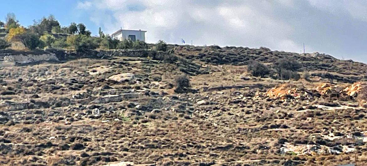 Colonos judíos instalan una caravana en tierras de una familia palestina en Khalet Al Luza, Cisjordania.
