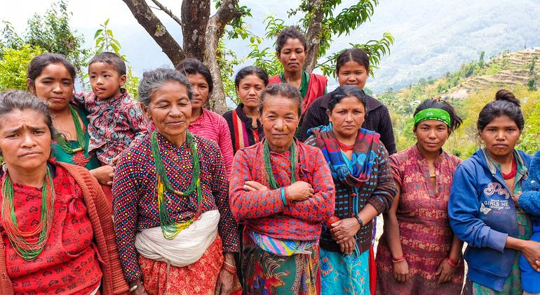 नेपाल में घनमाया थामी (बीच में हाथ बाँधे हुए) जैसे किसान, जलवायु परिवर्तन का ख़ामियाज़ा भुगत रहे हैं. 