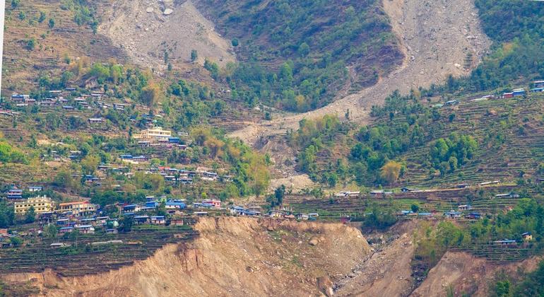  2020 के भूस्खलन से हुई क्षति का असर, नेपाल के लापिलांग ज़िले काे एक गाँव पर अभी तक देखा जा सकता है.