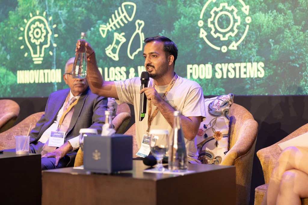 नारायण लाल गुर्जर फलों के छिलकों से बने अपने बायोडिग्रेडेबल पॉलीमर का प्रदर्शन कर रहे हैं, जो किसानों को नमी बनाए रखने और पैदावार बढ़ाने में मदद करता है.