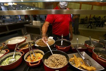 Общее ежедневное потребление калорий на глобальном уровне увеличилось с 2000 года на девять процентов и достигло 2 960 калорий. 