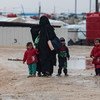 Dans le camp d'Al-Hol, au nord-est de la Syrie, plus de 60 000 personnes déplacées, pour la plupart des femmes et des enfants, vivent dans des conditions souvent désastreuses.