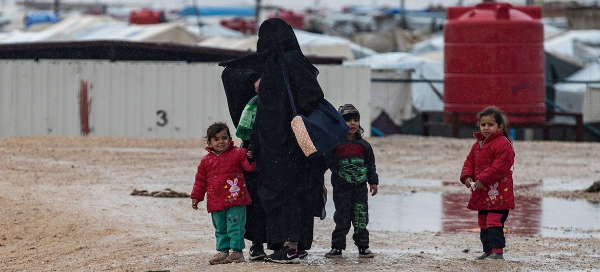 Dans le camp d'Al-Hol, au nord-est de la Syrie, plus de 60 000 personnes déplacées, pour la plupart des femmes et des enfants, vivent dans des conditions souvent désastreuses.