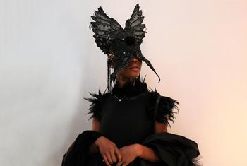नो नेशन फ़ैशन द्वारा निर्मित 'ब्लैक स्वान' पोशाक, जिसे न्यूयॉर्क फ़ैशन वीक में प्रस्तुत किया गया.