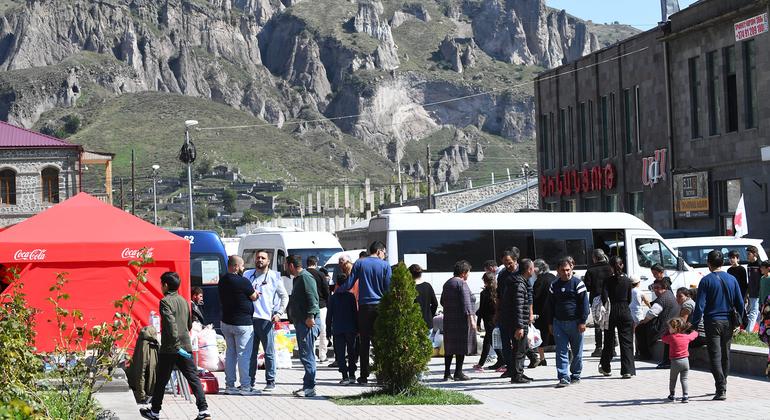 Refugiados chegam à cidade fronteiriça de Goris, na Armênia