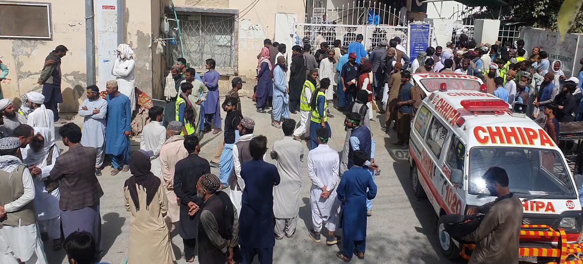 巴基斯坦西南部俾路支省默斯东地区发生炸弹爆炸后，人们聚集在奎达一家医院外。