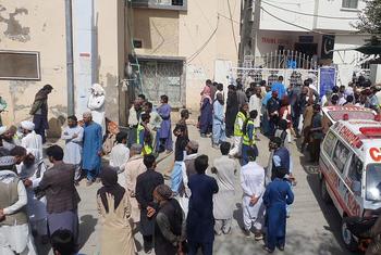 Люди собираются у больницы после взрыва бомбы в Мастунге, Белуджистан.