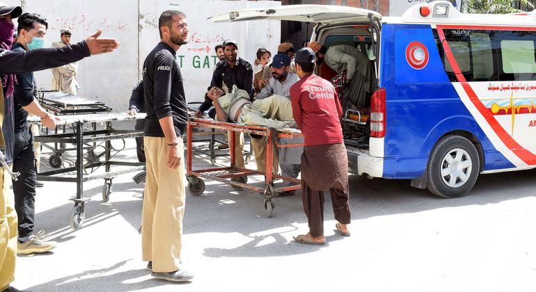 مستونک میں ہوئے خودکش حملے میں شدید زخمیوں کو کوئٹہ کے سول ہسپتال لایا جا رہا ہے۔