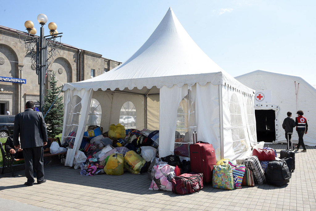 Des réfugiés laissent leurs biens dans une tente à Goris, en Arménie.