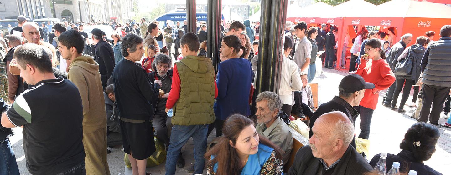 Les réfugiés de Goris, en Arménie, attendent dans un centre de distribution de recevoir des articles ménagers. 