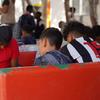 无人陪伴的移民青少年在穿越地中海中部后等待被转移到意大利兰佩杜萨的收容设施。