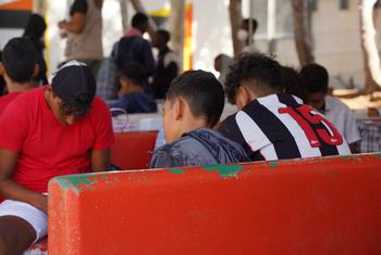 Подростки-мигранты ожидают перевода в пункт приема в Лампедузе, Италия.