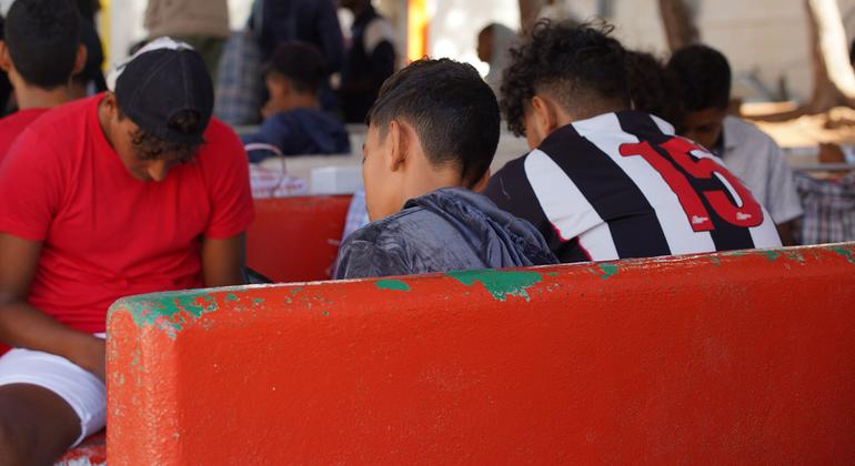 Adolescentes migrantes no acompañados esperan a ser trasladados a un centro de acogida en Lampedusa (Italia) tras cruzar el Mediterráneo central.