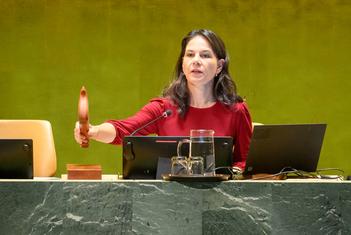 यूएन महासभा अध्यक्ष, ऐनालेना बेयरबॉक, जनरल डिबेट का समापन करते हुए.