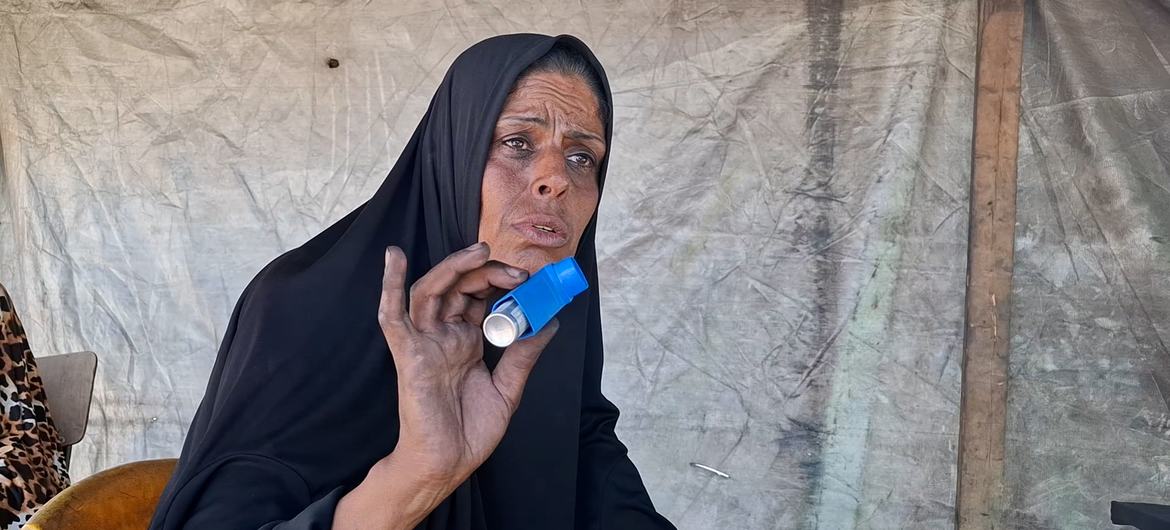 उत्तरी शहर बैत हनून से विस्थापित हुई, उम मुहम्मद अल-मसरीअस्थमा से जूझ रही हैं