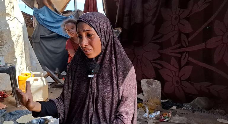 عائشة الرّاعي، نازحة أخرى تعاني من الظروف ذاتها وهي حامل في شهرها الثامن وأم لعدة أطفال. تشغل عائشة الفرن يوميا لدعم أسرتها رغم معاناتها من أمراض مزمنة.