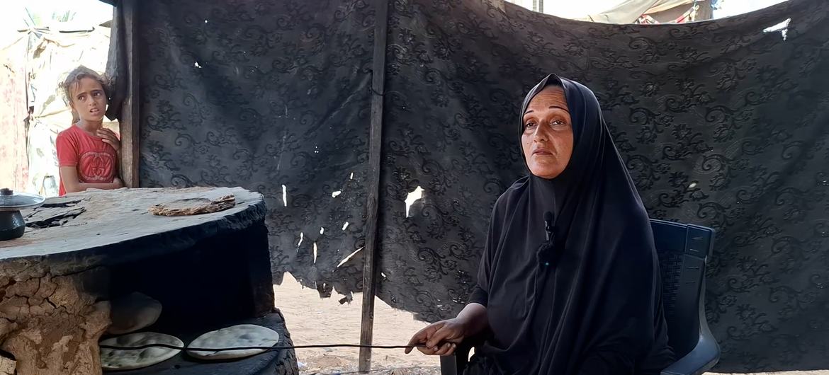 Una mujer desplazada en Gaza que regenta un horno improvisado.