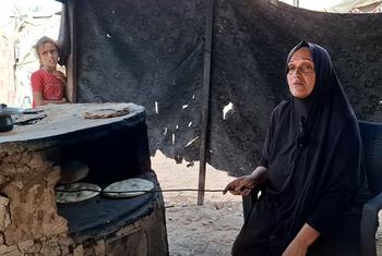 Umm Muhammad Abu Zaiter es otra mujer desplazada que regenta un horno improvisado con su marido Abu Muhammad.