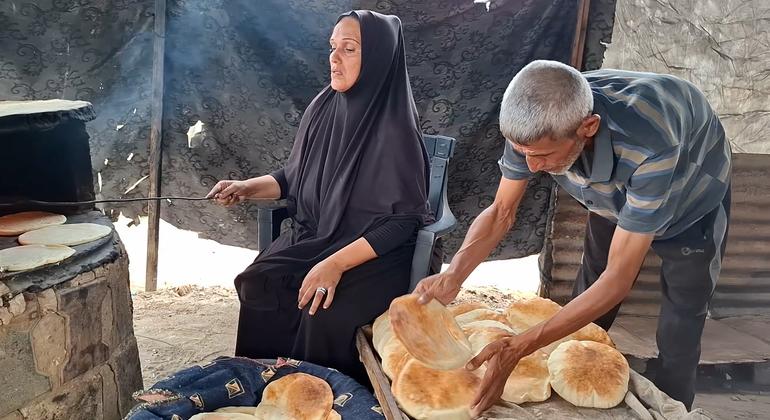  أم محمد أبو زعيتر نازحة أخرى تدير فرنا بدائيا برفقة زوجها أبو محمد.