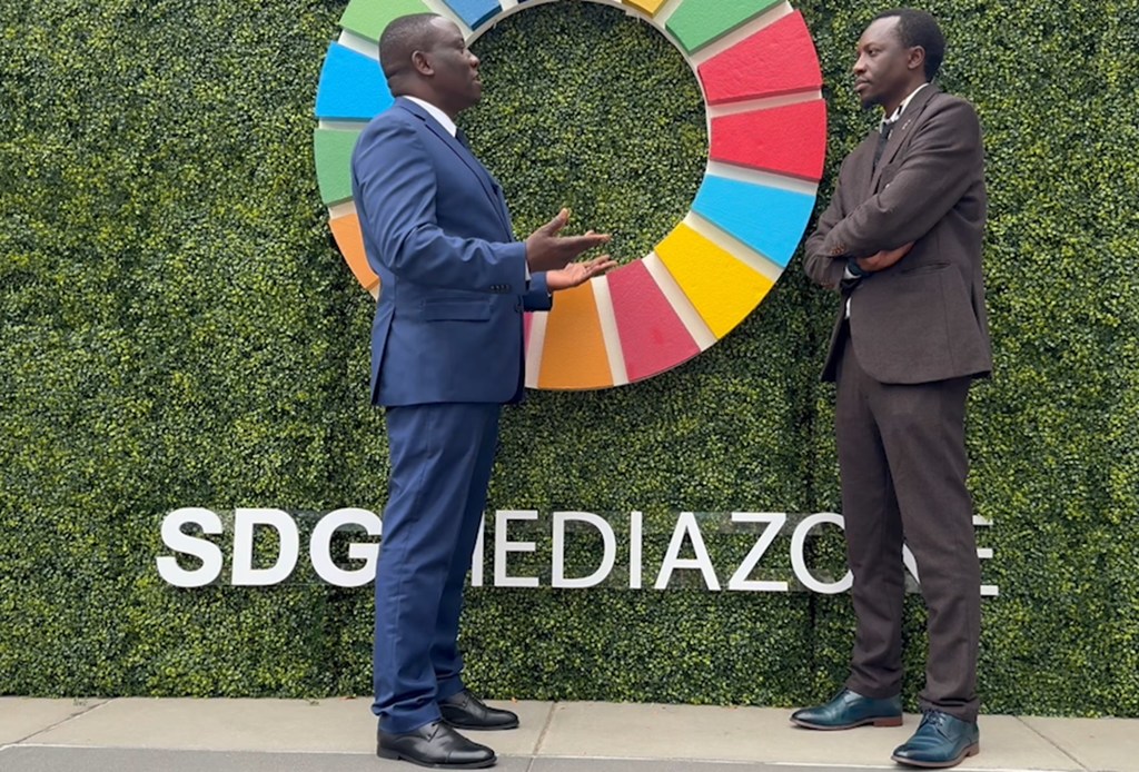 Dkt. Ntuli Kiapologwe wa ECSA akizungumza na Anold Kayanda wa Habari za UN Kiswahili katika SDG Media Zone katika makao makuu UN jijini New York, Septemba 2025.