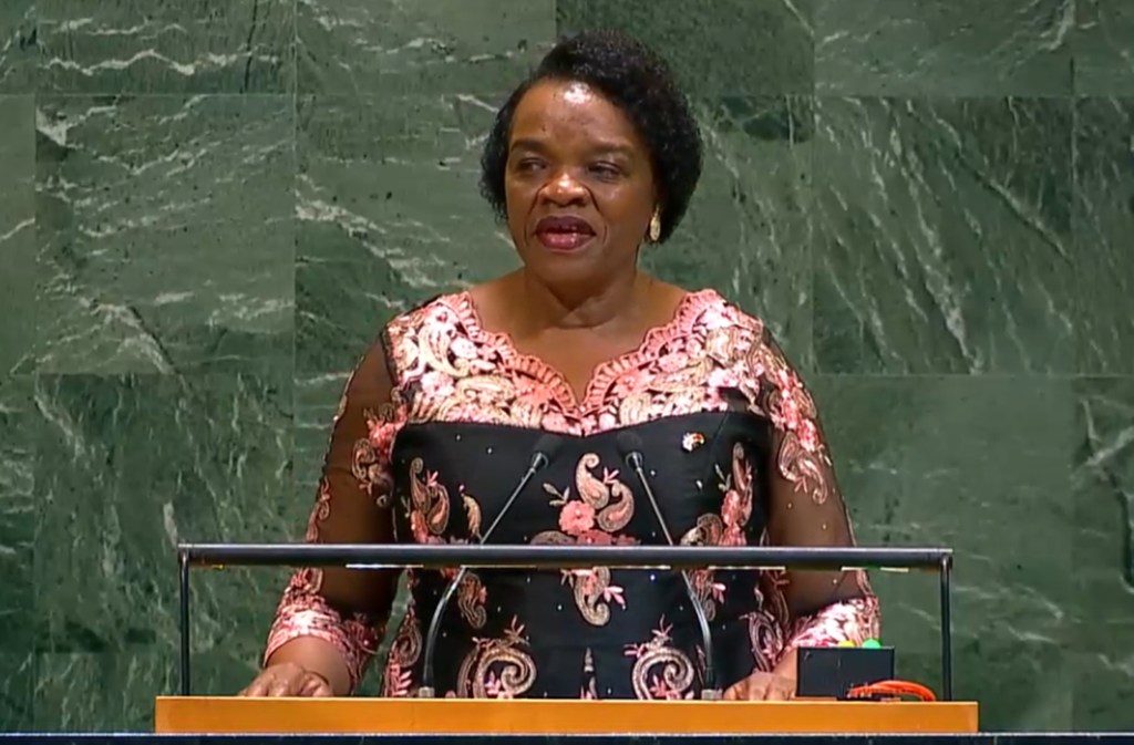 Agnes Mary Chimbiri-Molande, Mwakilishi wa Kudumu wa Malawi kwenye Umoja wa Mataifa akihutubia mjadala mkuu wa mkutano wa 80 wa Baraza Kuu la UN.