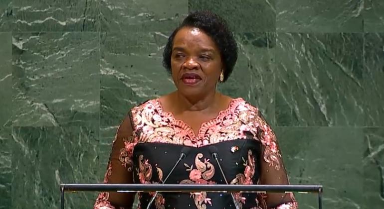 Agnes Mary Chimbiri-Molande, Mwakilishi wa Kudumu wa Malawi kwenye Umoja wa Mataifa akihutubia mjadala mkuu wa mkutano wa 80 wa Baraza Kuu la UN. Agnes Mary Chimbiri-Molande, Mwakilishi wa Kudumu wa Malawi kwenye Umoja wa Mataifa akihutubia mjadala mkuu wa mkutano wa 80 wa Baraza Kuu la UN.