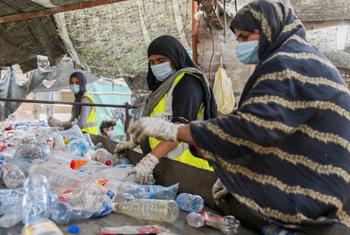 پاکستان کے دوسرے بڑے شہر لاہور میں گند چننے والی خواتین اکٹھے کیے گئے گند کو ری سائیکلنگ کے لیے علیحدہ کر رہی ہیں۔