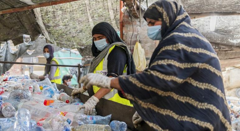 پاکستان کے دوسرے بڑے شہر لاہور میں گند چننے والی خواتین اکٹھے کیے گئے گند کو ری سائیکلنگ کے لیے علیحدہ کر رہی ہیں۔