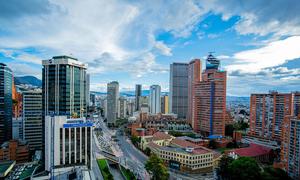 Bogotá, Colombia, es reconocida como líder en iniciativas de ciudades inteligentes, con un enfoque en la transformación digital, la movilidad y la sostenibilidad urbana.