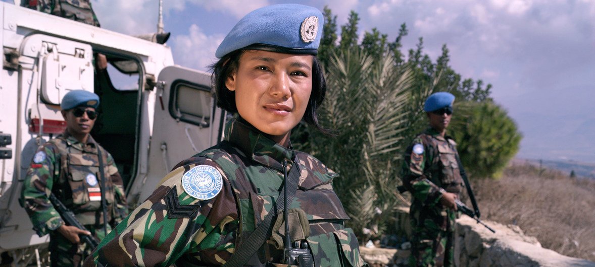 جندية حفظ سلام إندونيسية في قوة الأمم المتحدة المؤقتة في لبنان أثناء القيام بدوريات على طول الخط الأزرق (من الأرشيف).
