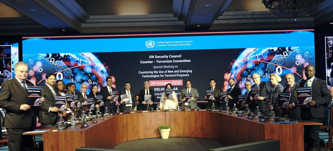 联合国安理会反恐怖主义委员会成员手举《德里宣言》。