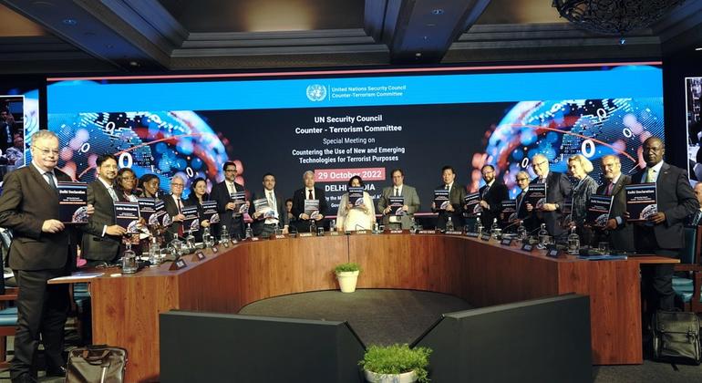 Membros do Comitê de Combate ao Terrorismo do Conselho de Segurança da ONU seguram cópias da Declaração de Délhi