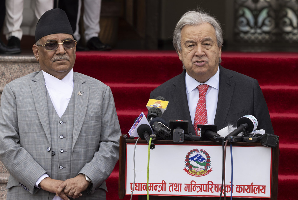 El Secretario General de la ONU, António Guterres (derecha), se dirige a los medios de comunicación en Katmandú, junto al primer ministro Pushpa Kamal Dahal.