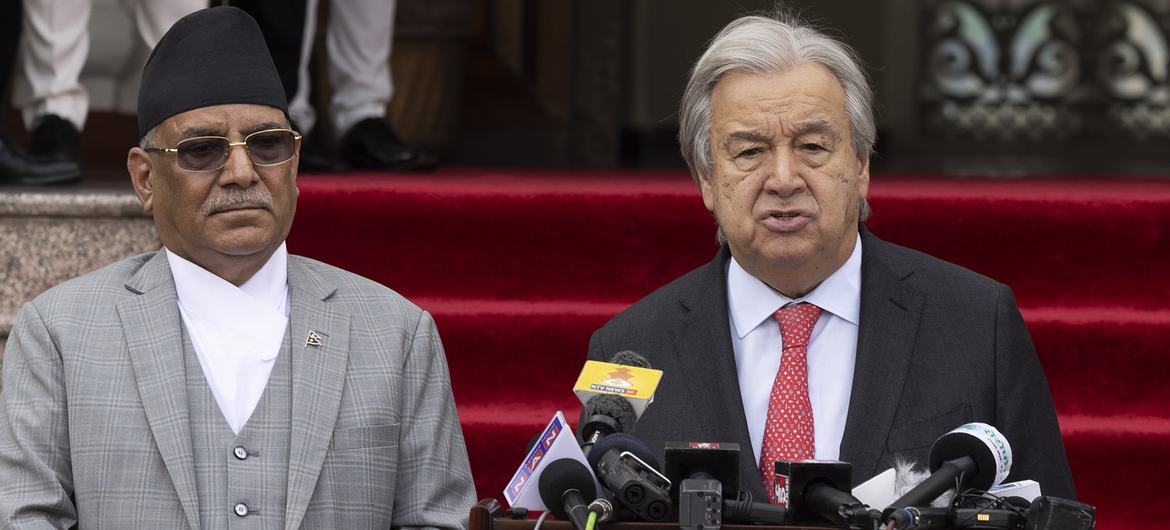 El Secretario General de la ONU, António Guterres (derecha), se dirige a los medios de comunicación en Katmandú, junto al primer ministro Pushpa Kamal Dahal.