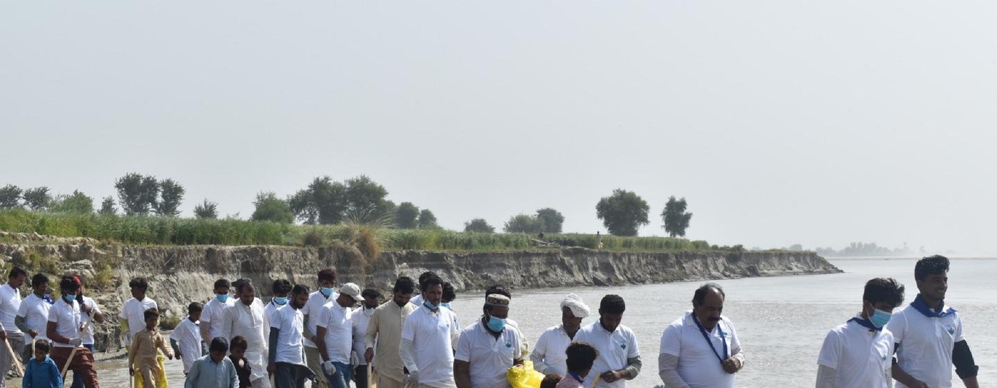 ’کلین انڈس‘ منصوبے کے تحت دریائے سندھ کے کناروں پر کچرے کی صفائی کی مہم پاکستان میں اقوام متحدہ کے ادارہ برائے خوراک و زراعت (ایف اے او) کے زیراہتمام شروع کی گئی ہے۔