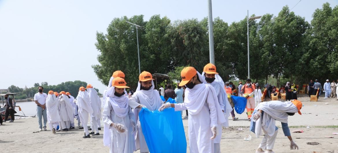 سماجی ادارے سندھ رورل سپورٹ آرگنائزیشن کے تحت چلنے والے تعلیمی اداروں کی طالبات ’کلین انڈس‘ مہم میں بڑھ چڑھ کر حصہ لے رہی ہیں۔