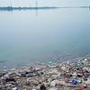 Пластиковое загрязнение – составляющая тройного планетарного кризиса. На фото: река в Пакистане 
