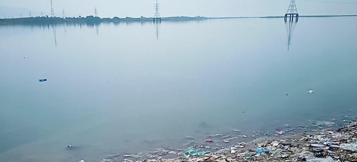Пластиковое загрязнение – составляющая тройного планетарного кризиса. На фото: река в Пакистане 