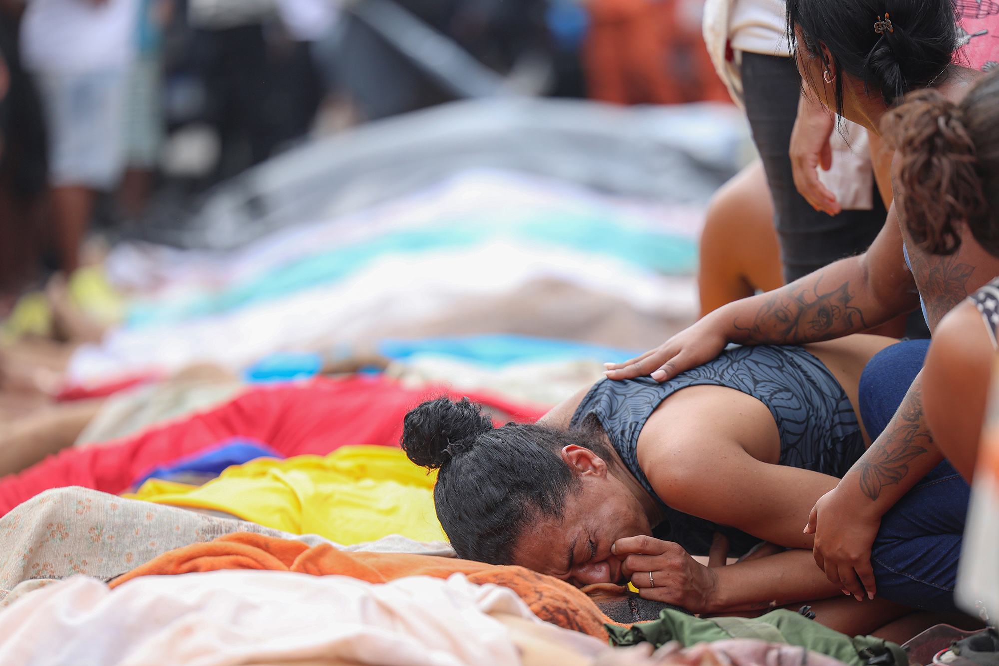 Dezenas de corpos são trazidos por moradores à Praça São Lucas, na Penha, zona norte do Rio de Janeiro, Brasil Dezenas de corpos são trazidos por moradores à Praça São Lucas, na Penha, zona norte do Rio de Janeiro, Brasil