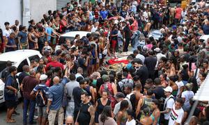 Río de Janeiro, 28 de octubre de 2025 - Decenas de cadáveres son llevados por los residentes a la plaza São Lucas, en Penha, zona norte de Río de Janeiro.