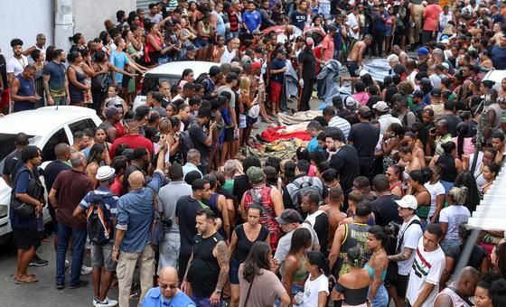 Rio de Janeiro (RJ), 28 de outubro de 2025 – Dezenas de corpos são trazidos por moradores para a Praça São Lucas, na Penha, zona norte do Rio de Janeiro
